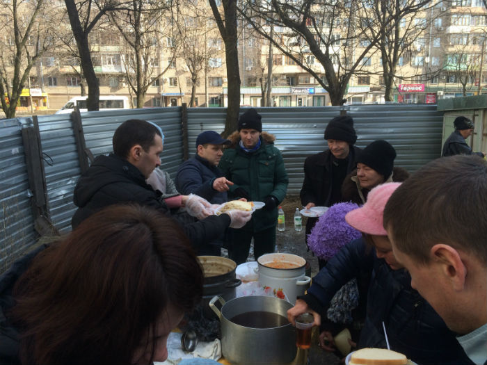 Ukraine Feeding-homeless-in-Za